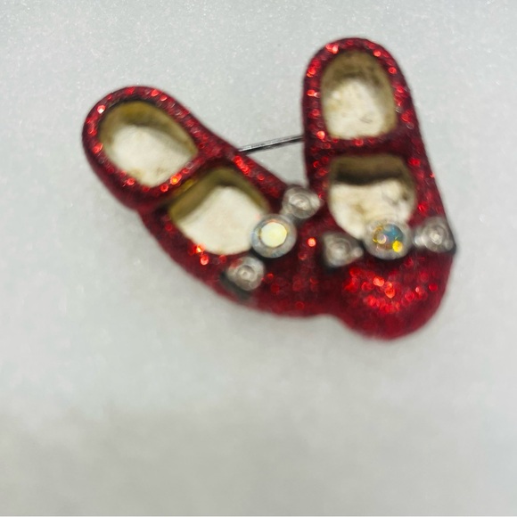Wizard of Oz Dorothy’s Ruby Slippers Pin Vintage 1997 - Picture 1 of 4